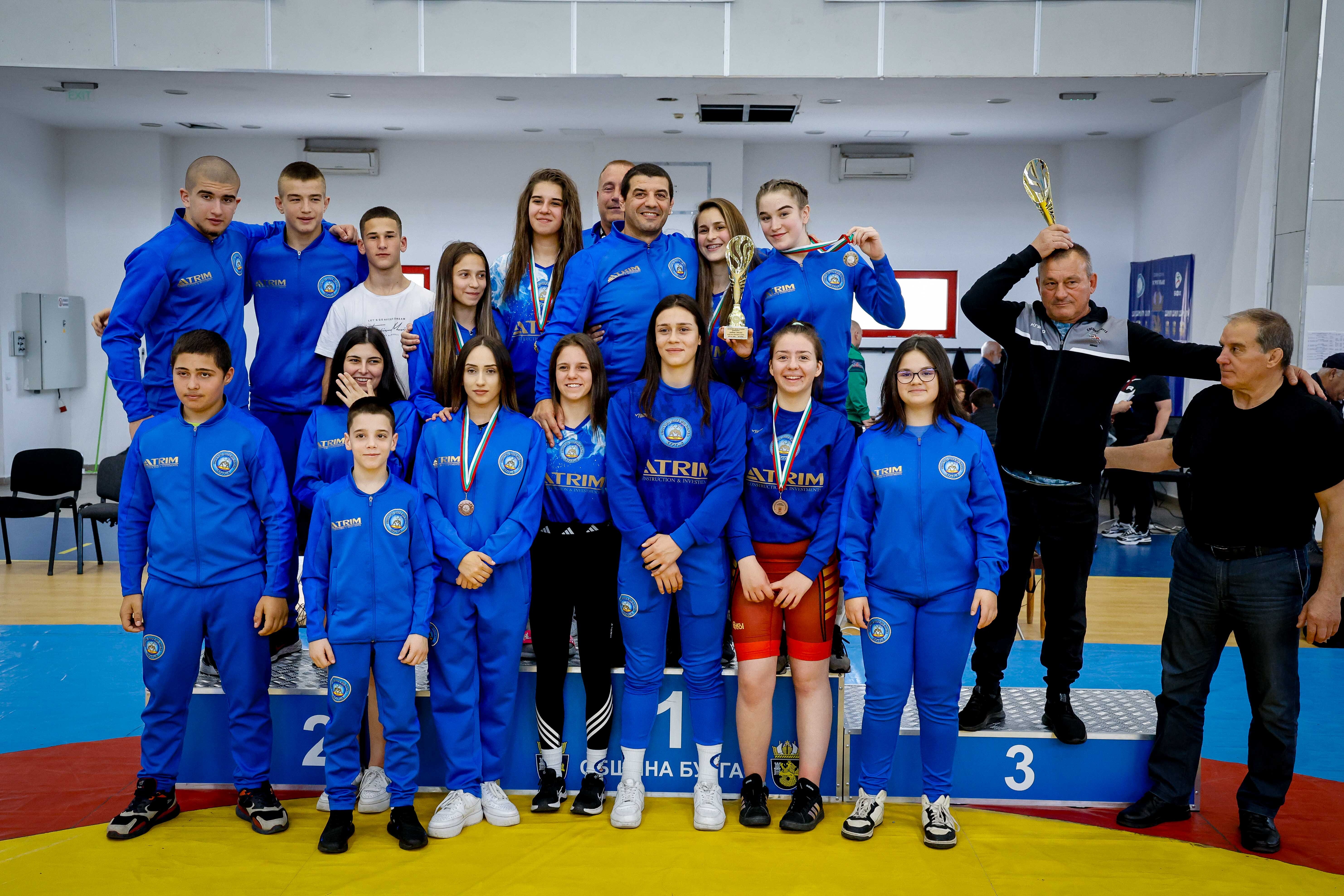 Тимът на "Бургас" с отборната титла при кадетките